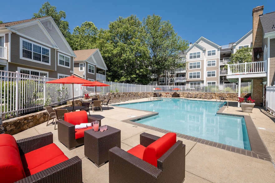 Building Photo - Elms Oakton