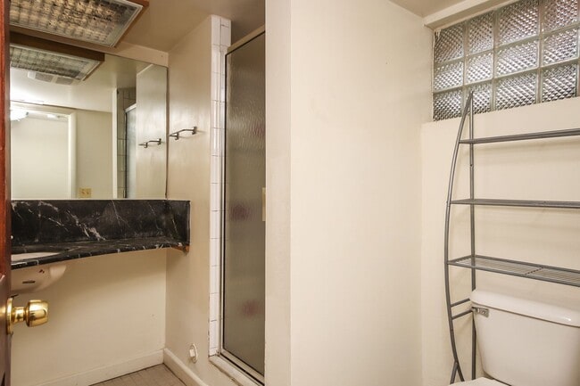 Building Photo - Guaranteed Lease - Sign Today!