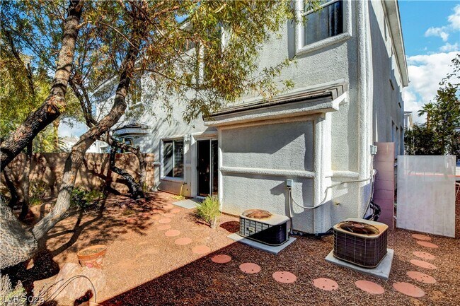 Building Photo - 251 Queens Ct