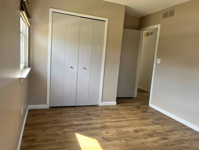 Building Photo - 1891 Vine Way Dr