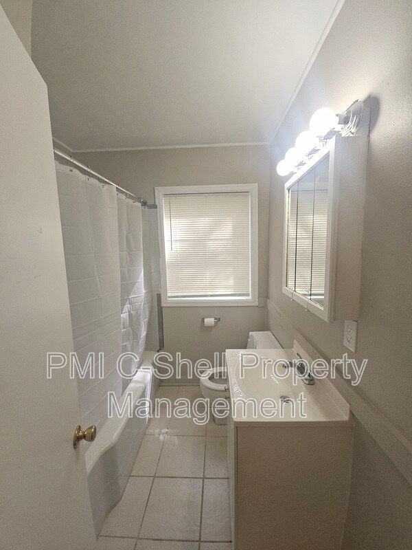 Building Photo - 217 Willow St