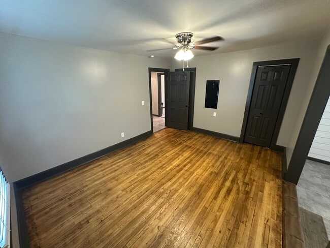 Building Photo - 2 Bed 1 Bath home minutes from everything ...