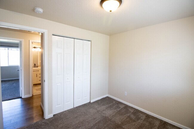 Building Photo - MOVE IN SPECIAL IF YOU SIGN LEASE BY 4/15/2026!!!!!!! Newly Updated 3/2 Home in SW Redmond