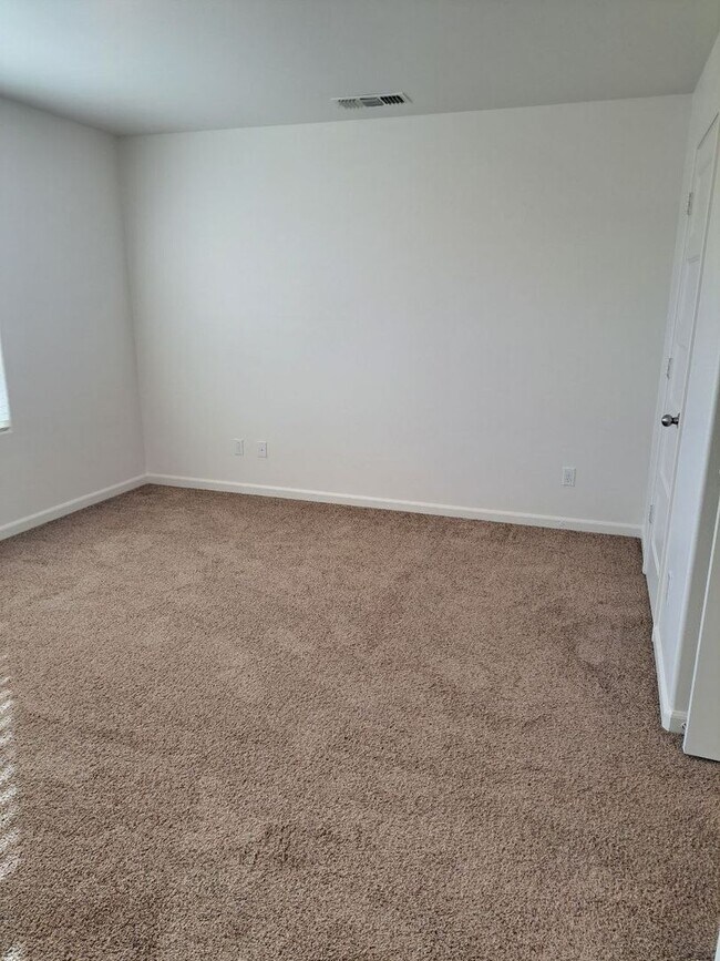 Building Photo - 1504 N Vanguard Way
