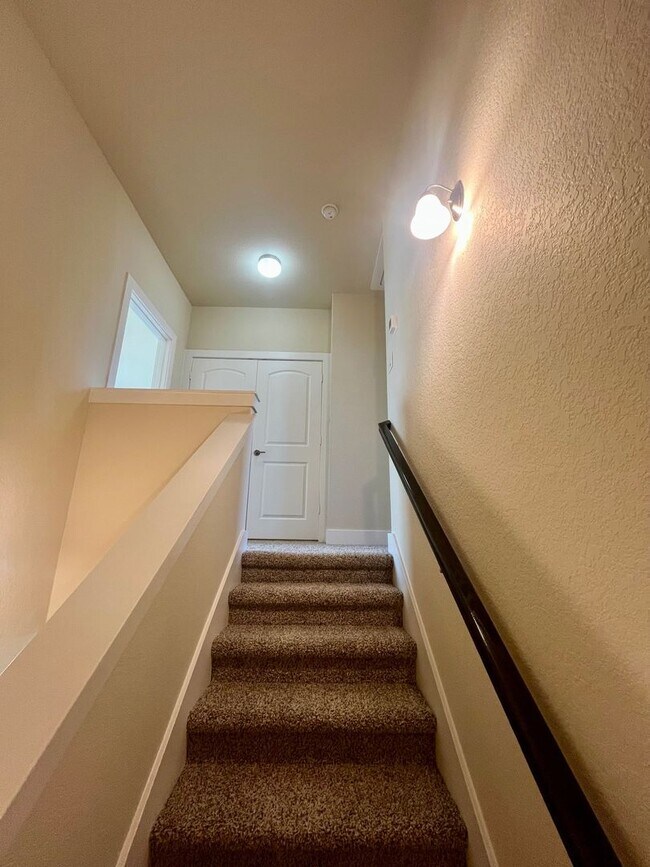 Building Photo - Fabulous Townhome in New Braunfels 3/2.5 ~ Minutes from Gruene ~ Move in Ready!