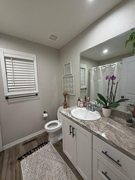 Building Photo - 1469 N Lyon Ave