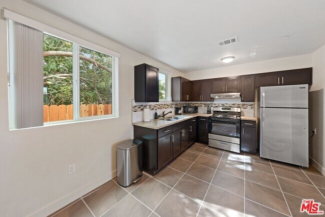 Building Photo - 5912 S Flower St