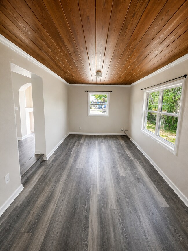 Building Photo - Tons of Living Space in this 3BR/1BA Zephyrhills Block Home with Large Fenced Yard!