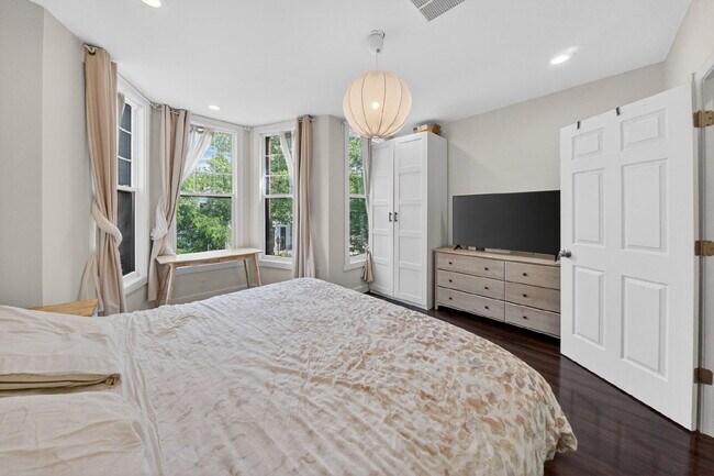 Building Photo - Classic DC charm and Modern Upgrades!