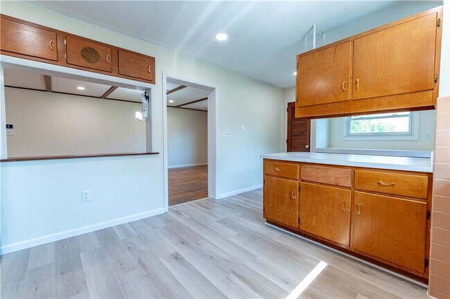 Building Photo - 6350 Robin Ln