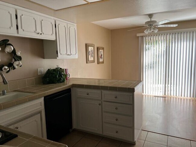 Building Photo - Spacious Los Gatos town home with two car garage.