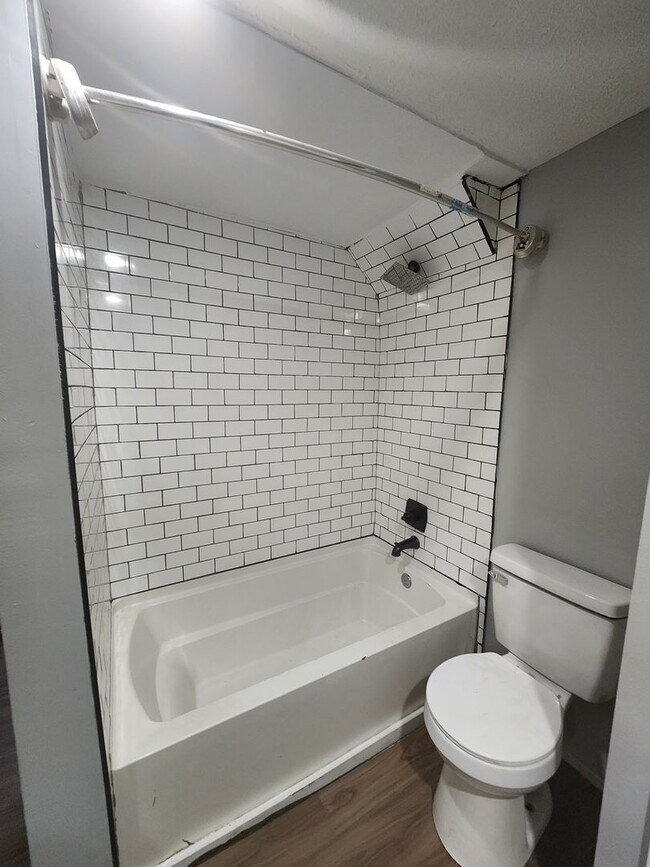 Building Photo - Newly Renovated Columbus Gem with Bright S...