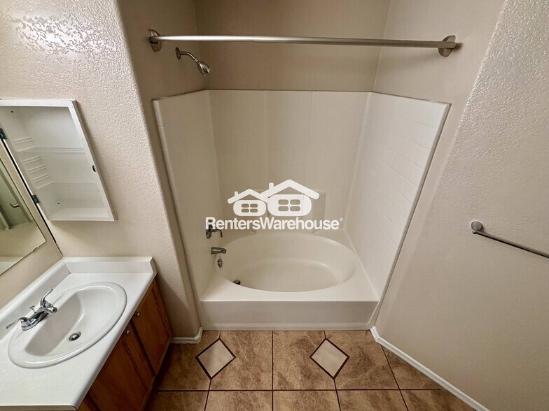 Building Photo - 2607 S 71st Dr