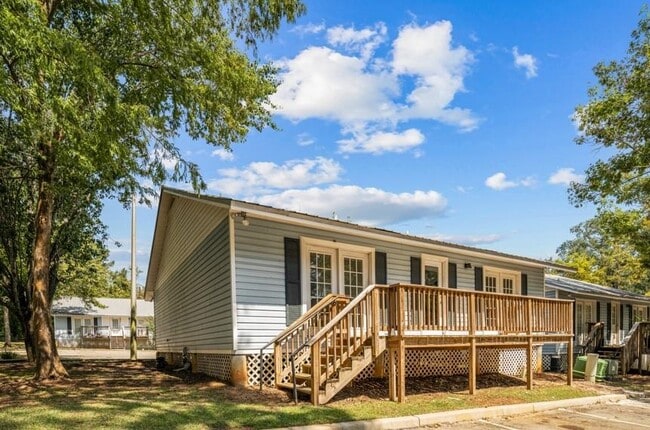 Building Photo - 2218 Magnolia Cir
