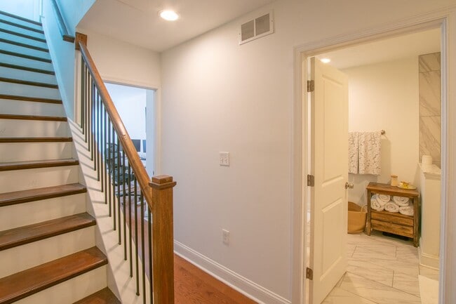 Building Photo - Beautiful Point Breeze Townhome