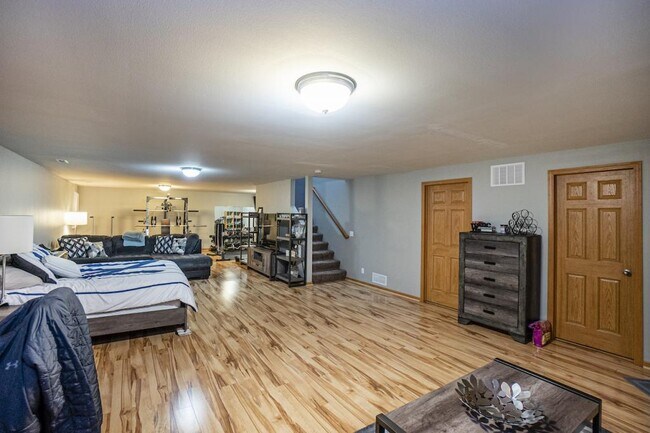 Building Photo - 906 Mineral Dr