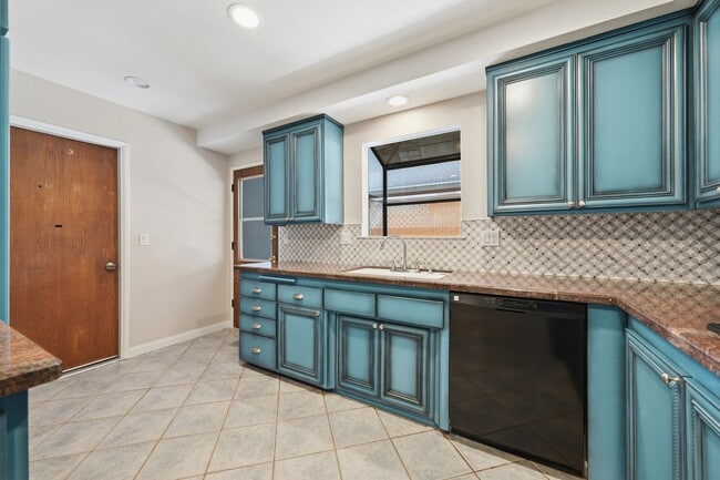 Building Photo - Spacious and Well Maintained 3 Bedroom Home in Orange