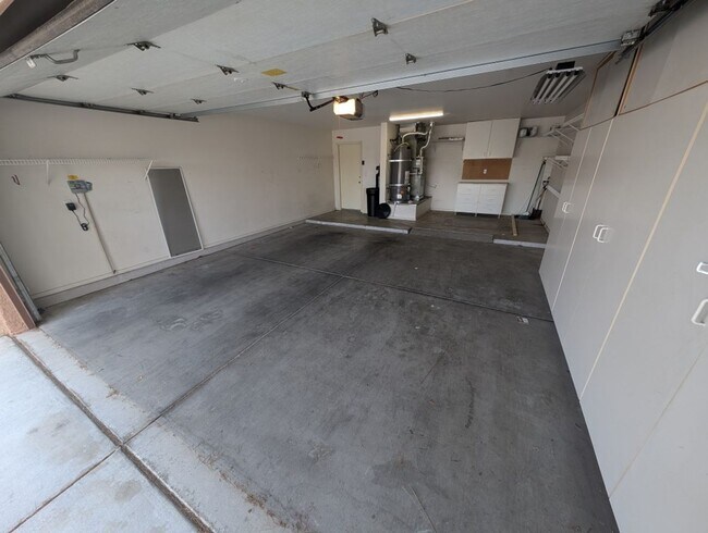 Building Photo - 10113 Cresent Creek Dr