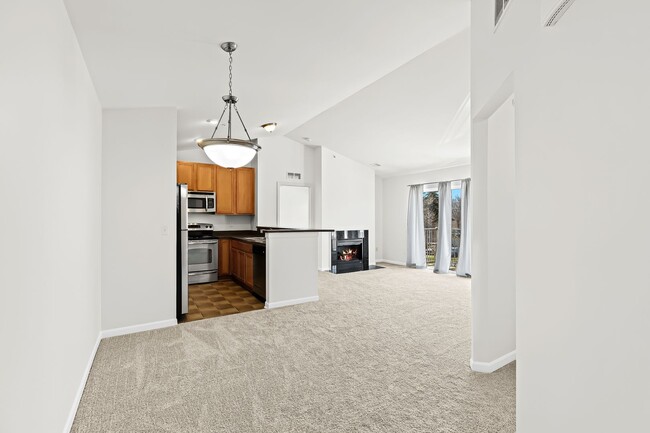 Building Photo - MOVE IN READY 2 BED 2 BATH!