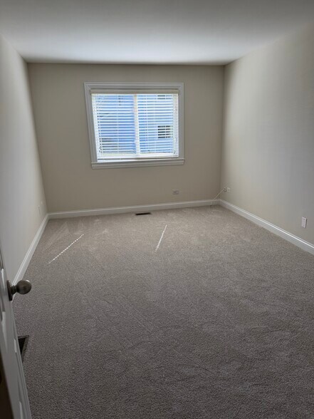 Building Photo - 681 Thorntree Ct