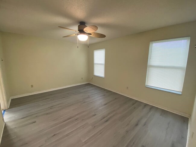 Building Photo - Great 3 Bedroom, 2 Bathroom condo in the V...