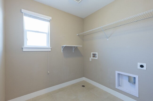 Building Photo - 6bd/4.5 bath home in Southwest Longmont!