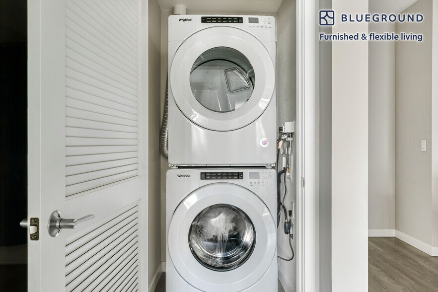 Building Photo - 3560 Rambla Pl