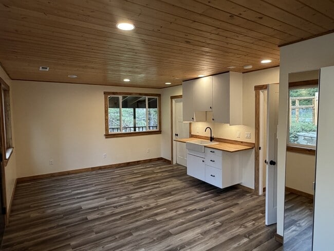 Building Photo - 7429 W Evans Creek Rd