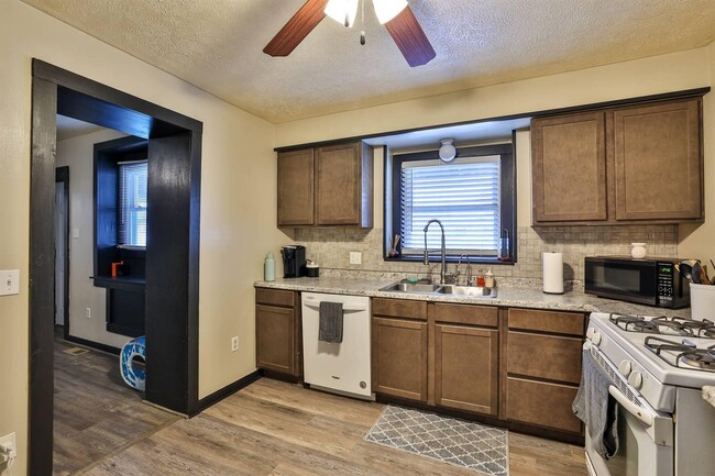 Building Photo - 142 4th Ave