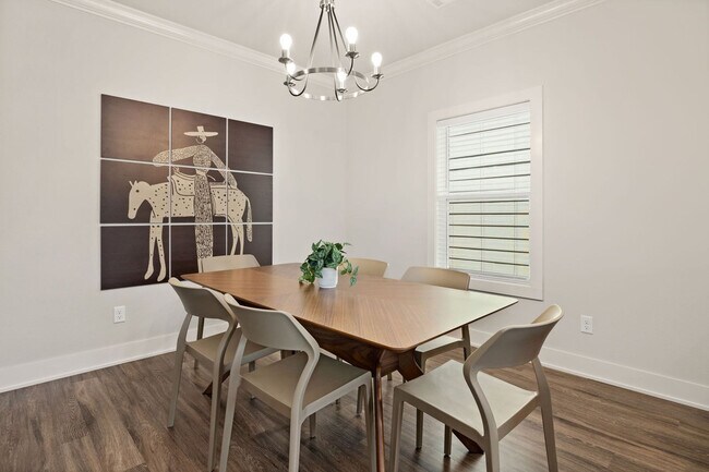 Building Photo - 913 NE Hts Ln