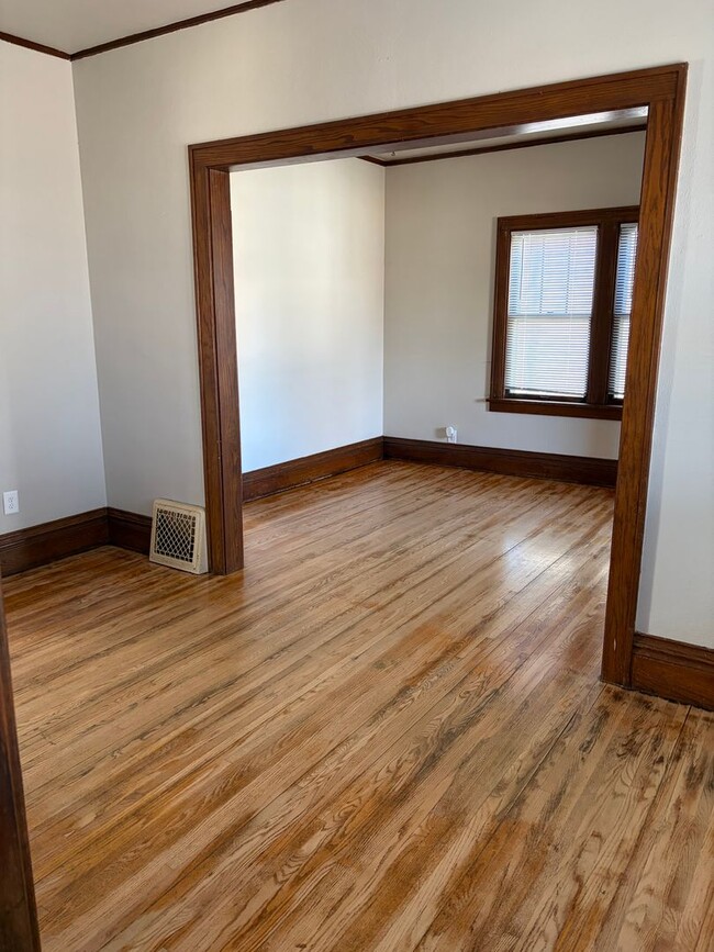 Building Photo - 918 S 1st Ave