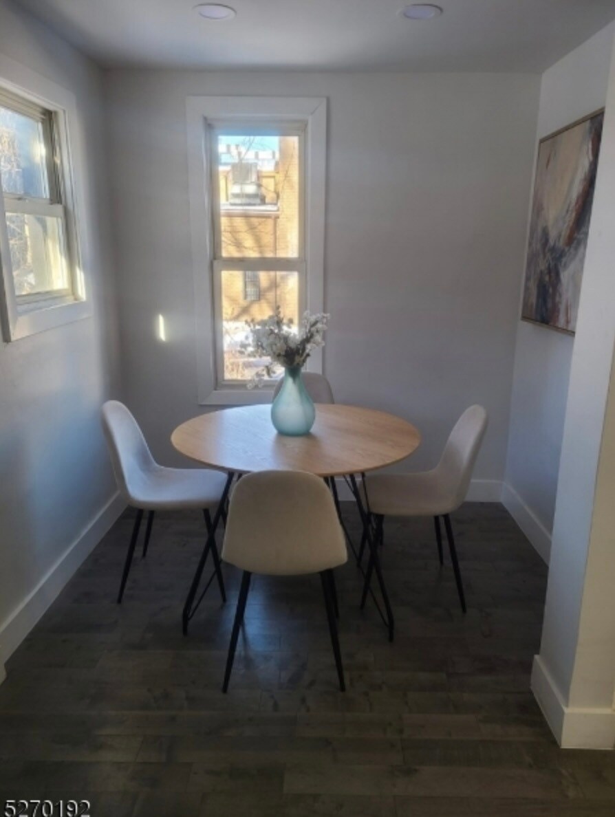 Building Photo - 21 Oak St