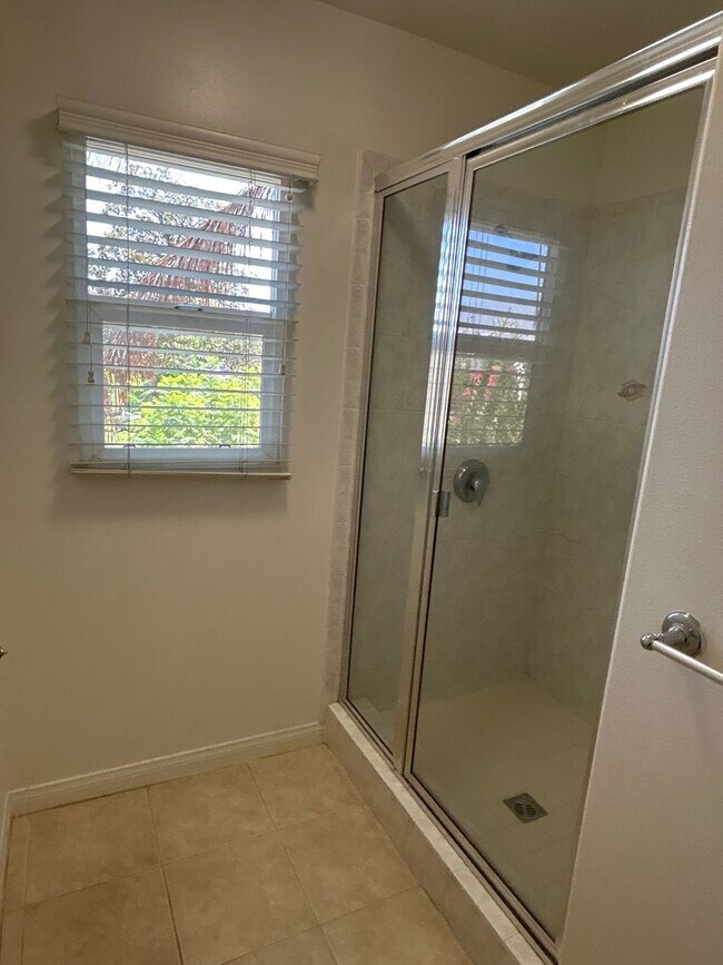 Building Photo - Spacious 2-Bedroom Condo in Prime Pasadena Area