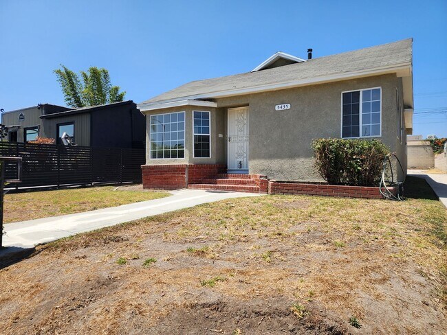 Building Photo - Charming 3 Bedroom / 2 Bathroom Home with ...