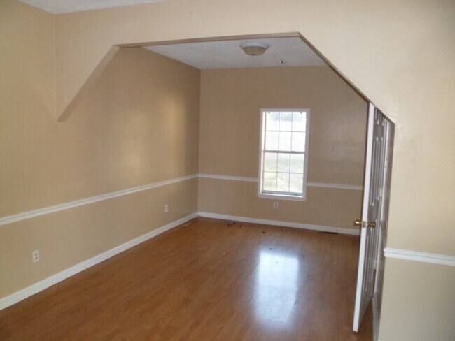 Building Photo - 2225 Pratt St