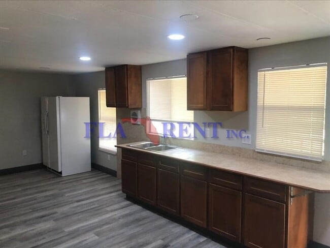 Building Photo - Newly renovated 4/2 Mobile home on large l...