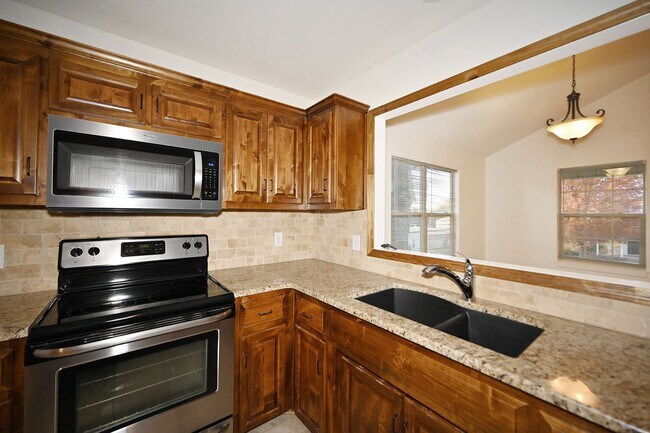 Building Photo - Cute 3-bedroom, 2 bath home with 1 car gar...