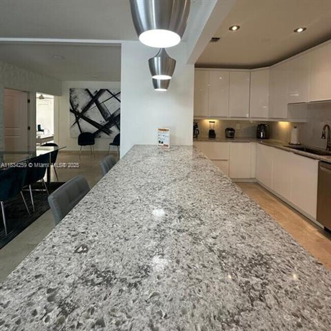 Building Photo - 17650 NE 19th Ave