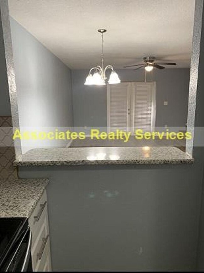 Building Photo - 2 Bed/2.5 bath End Unit Town home!  LOOK !!!