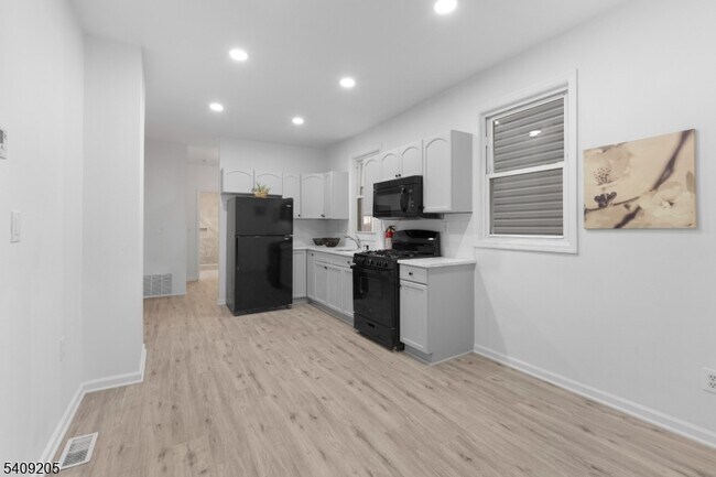 Building Photo - 223 Pine St