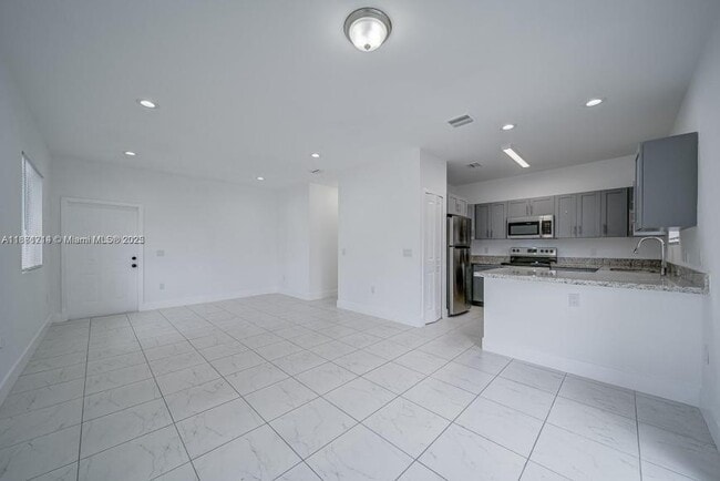 Building Photo - 3 bedroom in Miami FL 33161