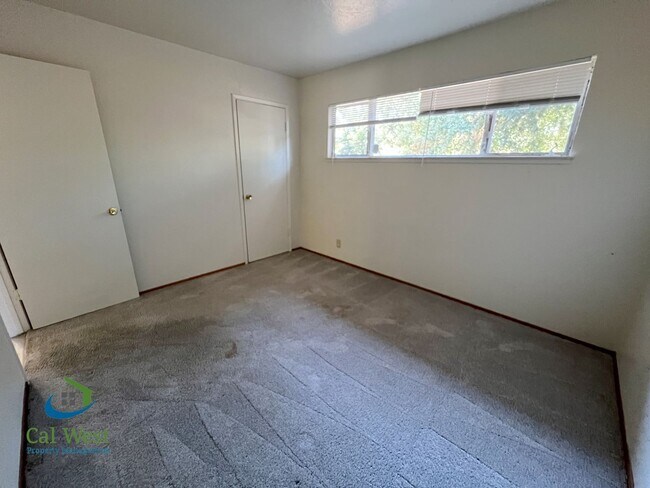 Building Photo - 10600 E Estates Dr