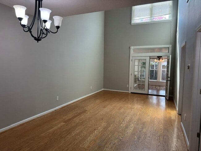 Building Photo - freshly paint 3 bed 2 bath townhome
