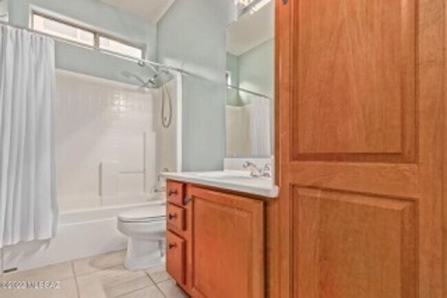 Building Photo - Beautiful home in gated community