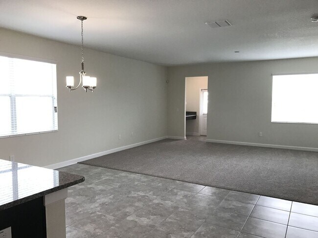 Building Photo - Newer 3/2.5ba Home at The Oaks in Moss Park with FREE Internet, Cable and Phone