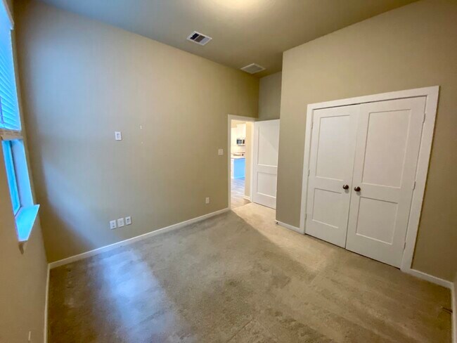 Building Photo - 7043 Coneflower Creek Ct