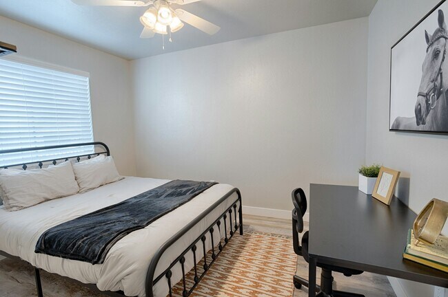 Building Photo - 1110 West Woodland Lake Road, Unit B