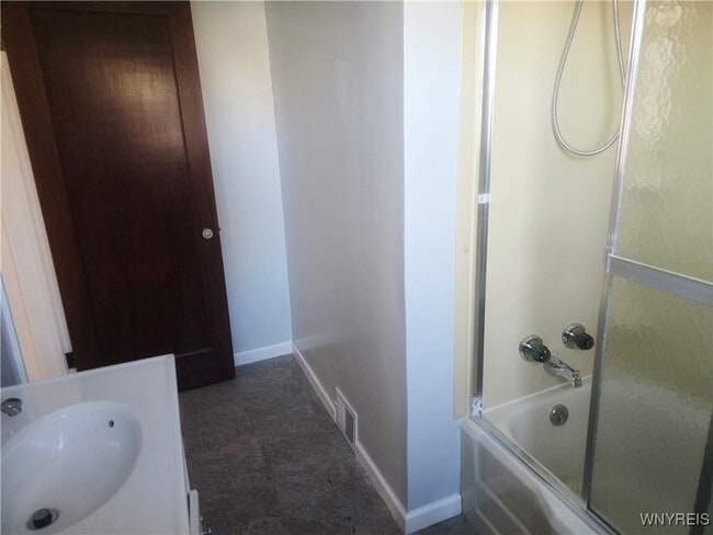 Building Photo - 190 Clover Pl