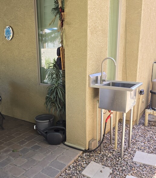 Convenient outdoor sink with 50' Pocket Hose and spray nozzle - 280 E Indigo Dr