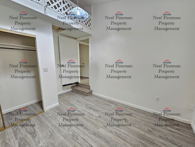 Building Photo - 4 BED, 1 BATH APARTMENT, 2 TANDEM PARKING